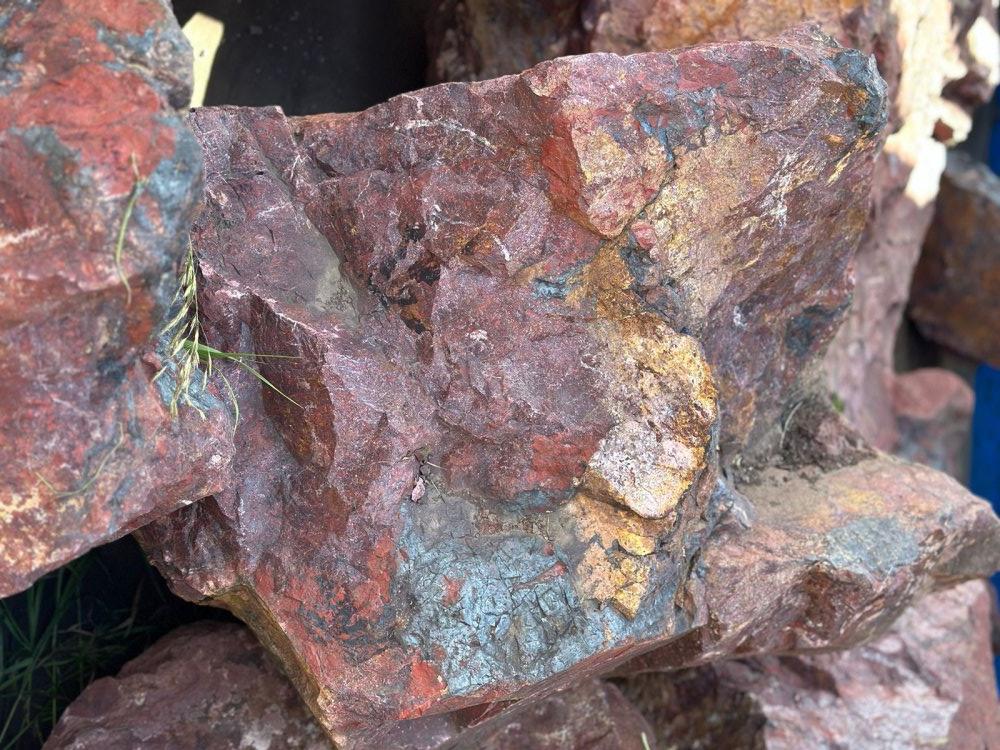 Камни для ландшафтного дизайна красно-фиолетовые 10-60 килограмм купить в Кубинке