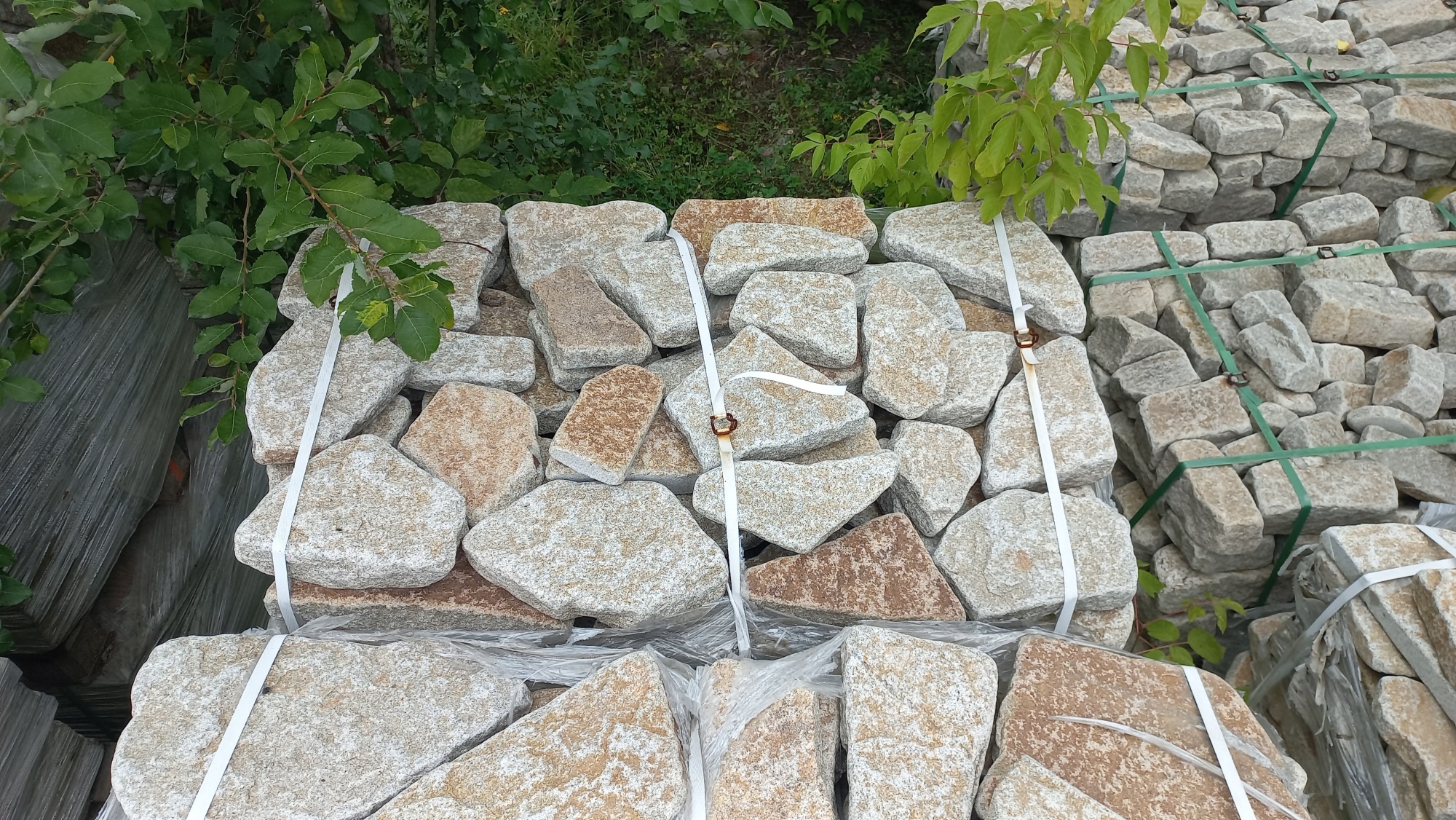 Плитняк галтованный гранитный для ландшафтного дизайна купить в Кубинке