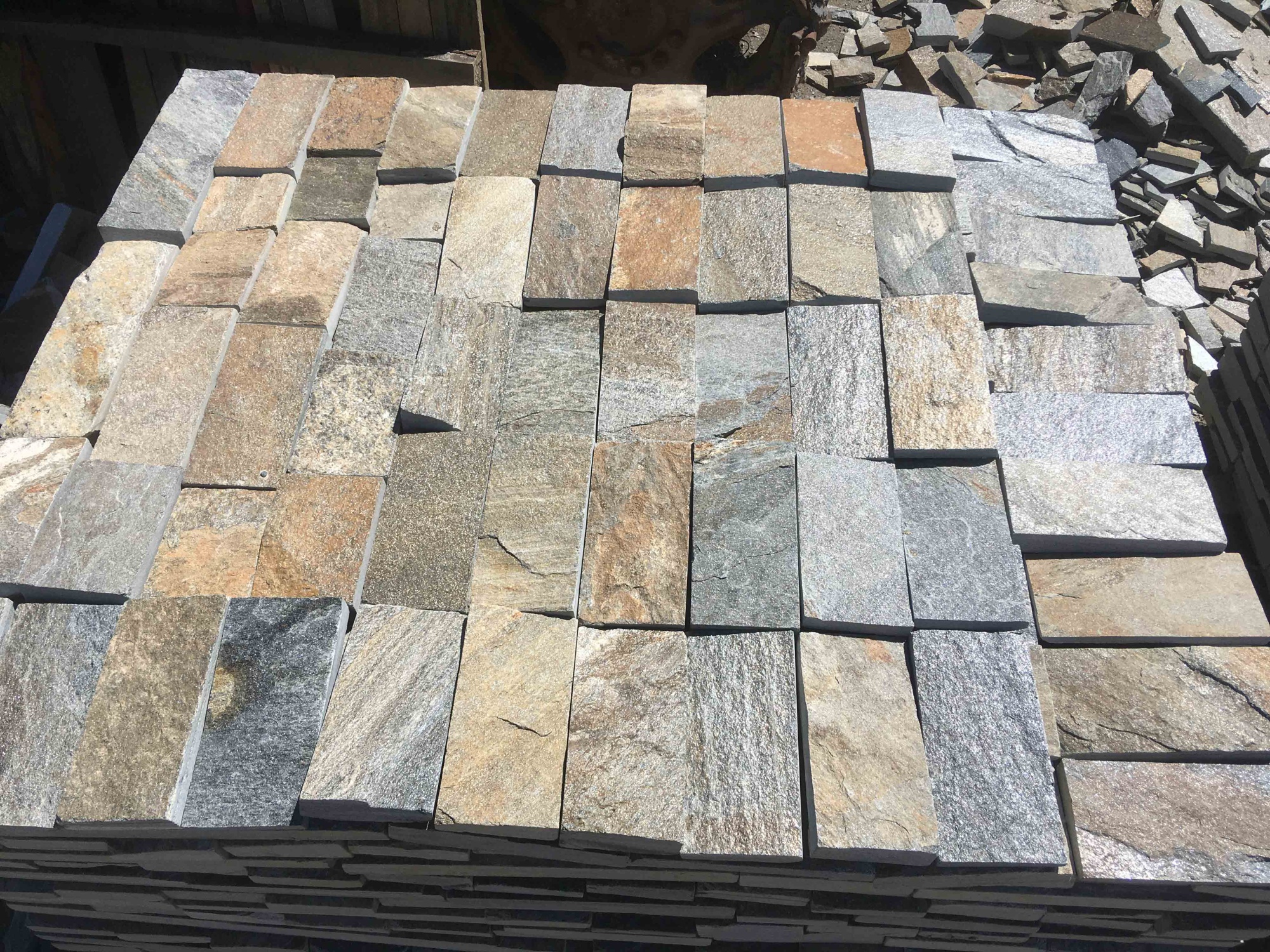 Плитка пилёная златолит Уральский для цоколя, отмостки купить в Кубинке