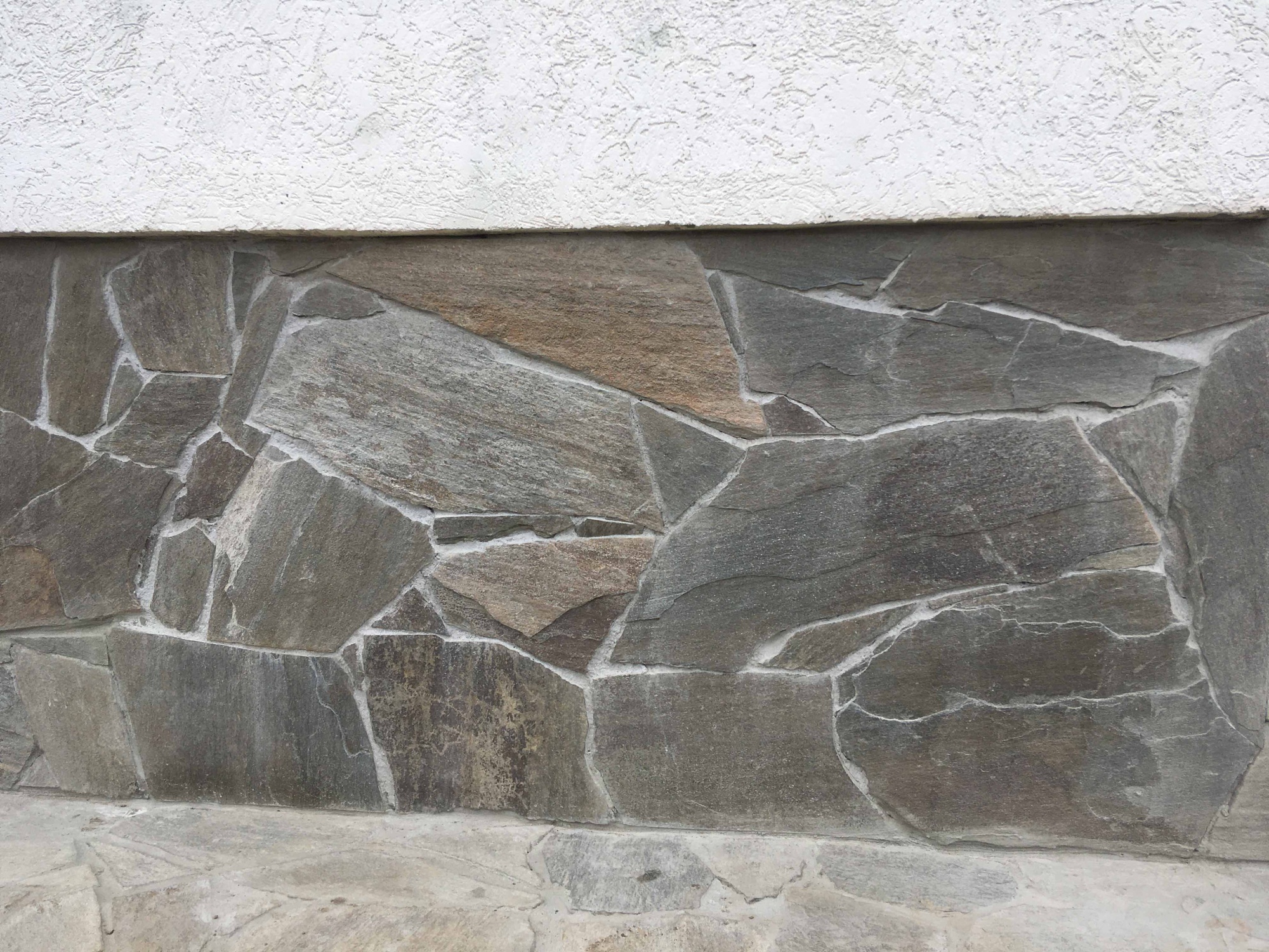 Плитняк златолит Уральский для цоколя, отмостки купить в Кубинке