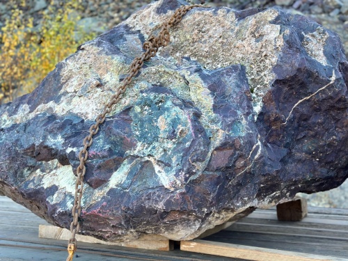 Огромные красно-фиолетовые валуны для ландшафтного дизайна весом более 5 тонн купить в Кубинке