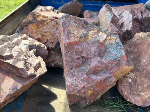 Ландшафтные глыбы красно-фиолетовые 200-1000 килограмм купить в Кубинке