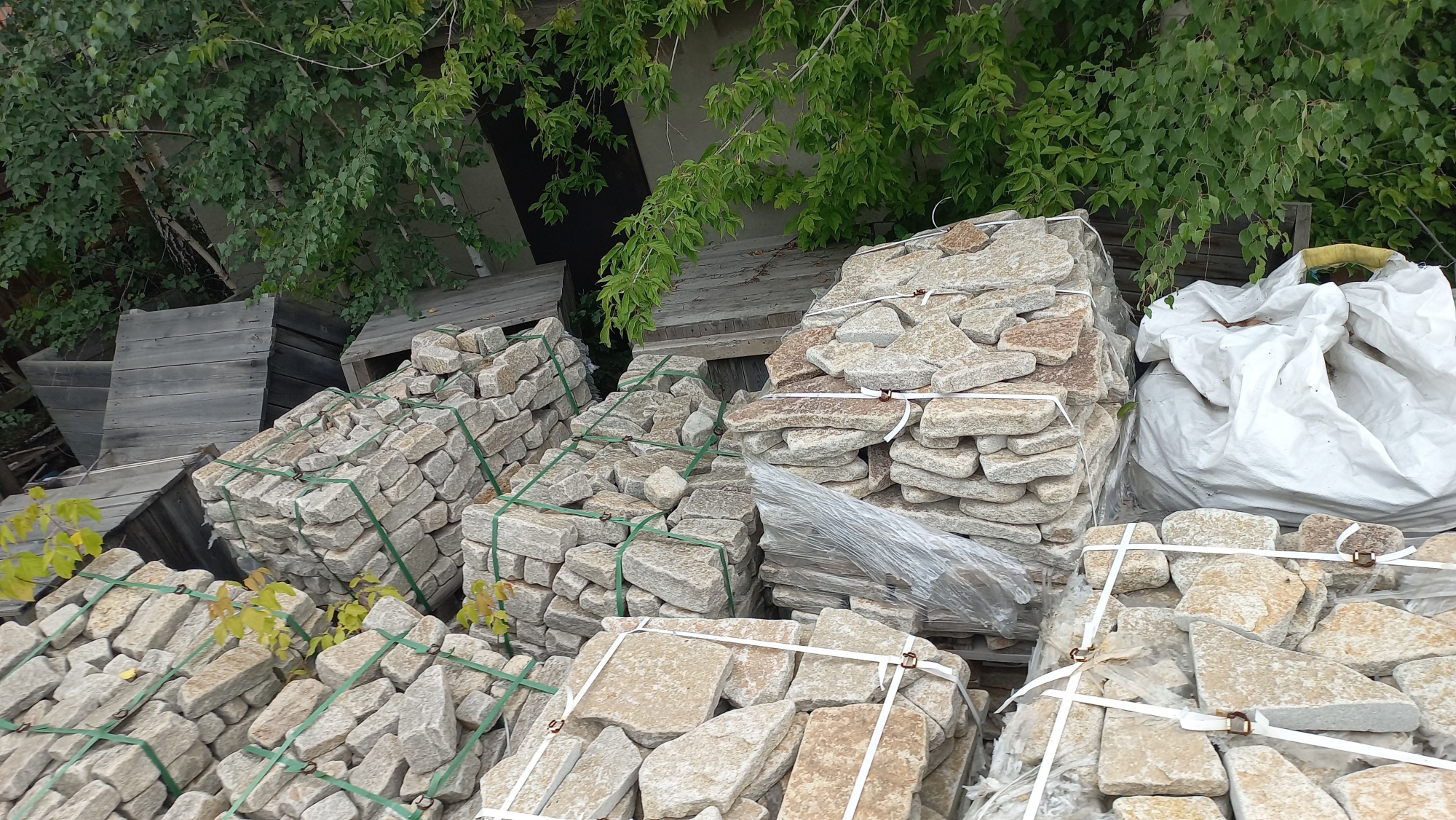 Плитняк гранитный галтованный купить в Кубинке