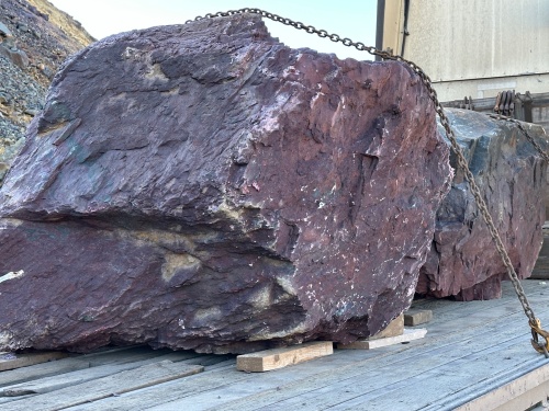 Огромные красно-фиолетовые валуны для ландшафтного дизайна весом более 5 тонн купить в Кубинке