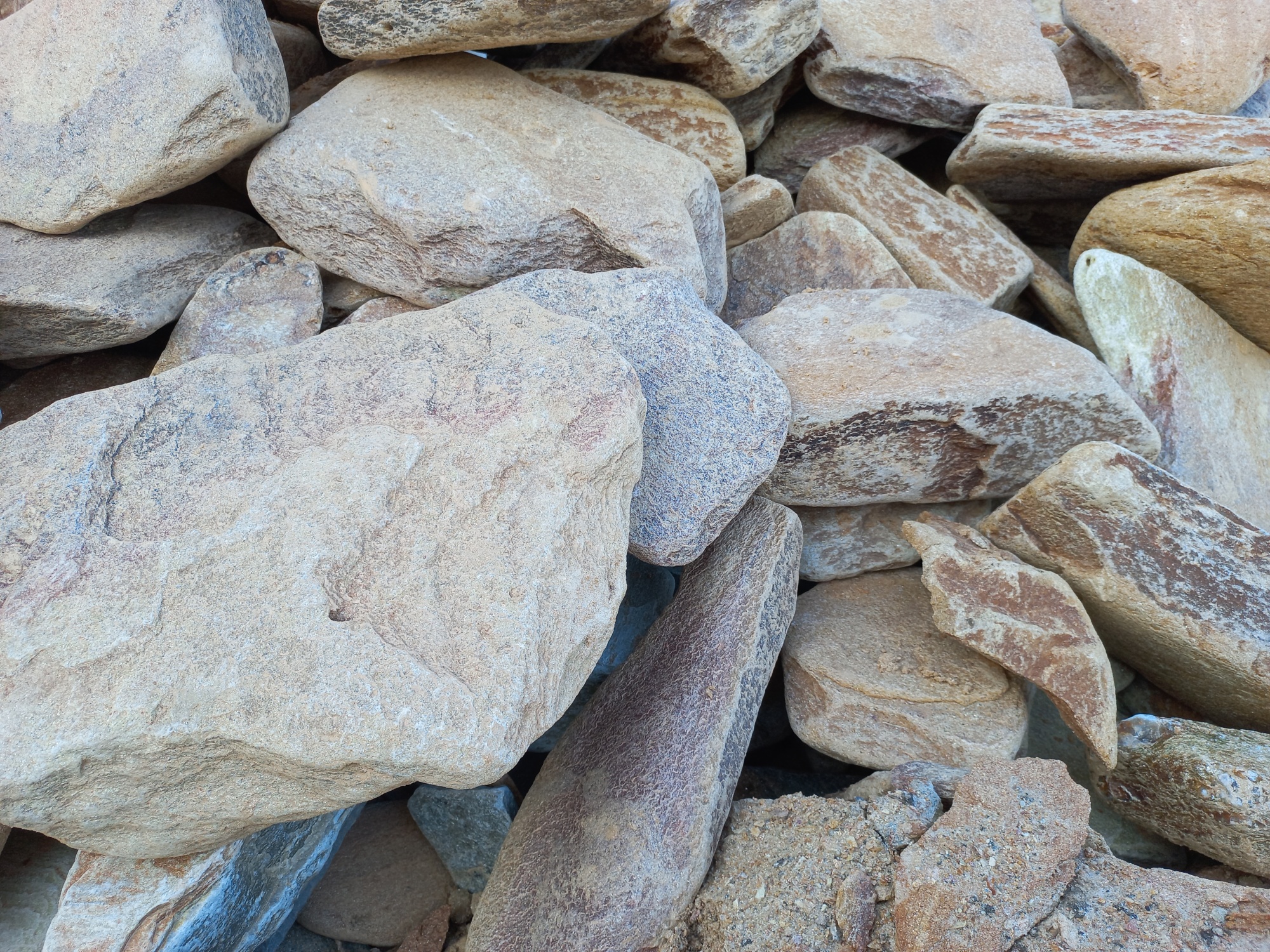 Златолит жёлтый, жёлто-зелёный глыбки и валуны для ланшафтного дизайна купить в Кубинке