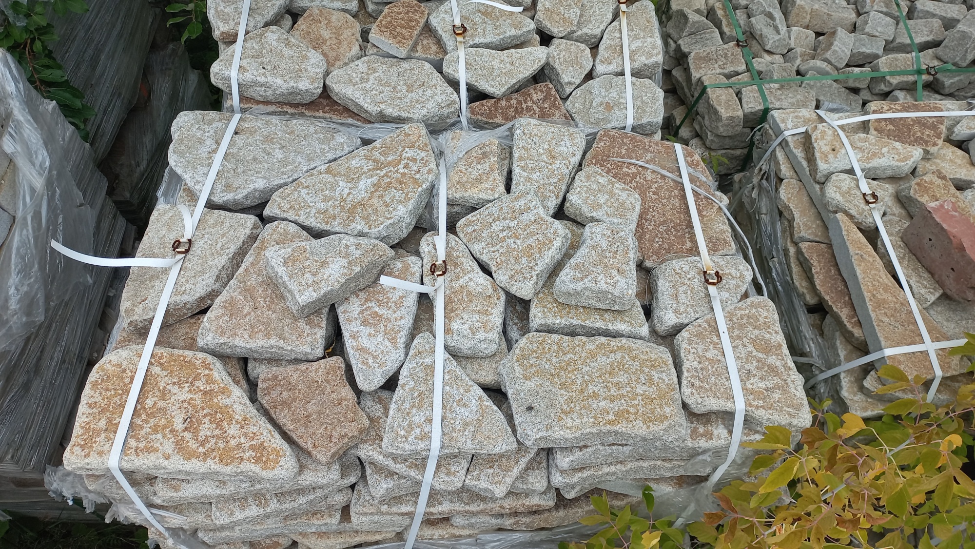 Плитняк галтованный гранитный для ландшафтного дизайна купить в Кубинке