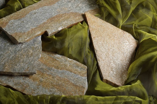 Плитняк златолит Уральский для цоколя, отмостки купить в Кубинке