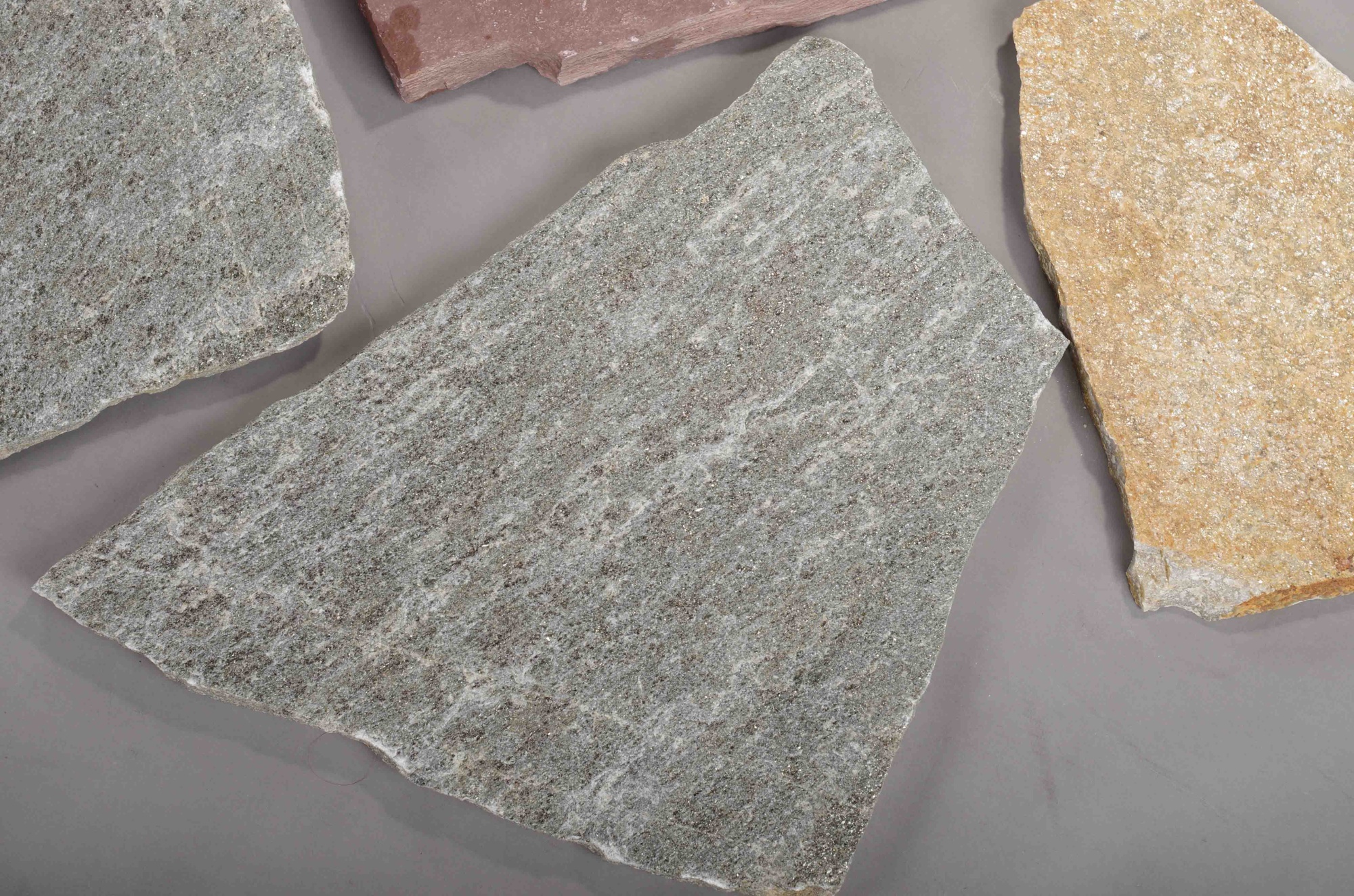 Плитняк златолит Уральский для цоколя, отмостки купить в Кубинке