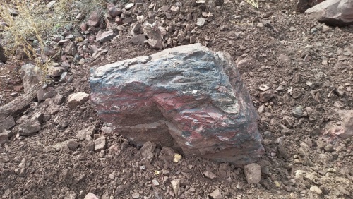 Яшма ландшафтные валуны