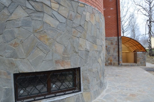 Плитняк златолит Уральский для цоколя, отмостки купить в Кубинке